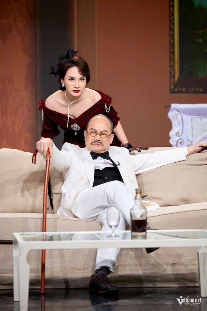 NSND Hồng Tuấn và Bảo Thanh trong vở diễn mới đây của Nhà hát Kịch CAND. 