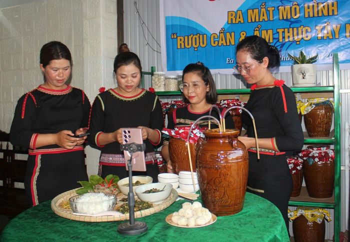 Mô hình khởi nghiệp “Rượu cần và ẩm thực Tây Nguyên” ứng dụng công nghệ số của phụ nữ DTTS xã Ea Wer