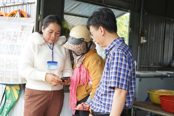 Cán bộ xã đến tận nhà hướng dẫn người dân sử dụng các ứng dụng số