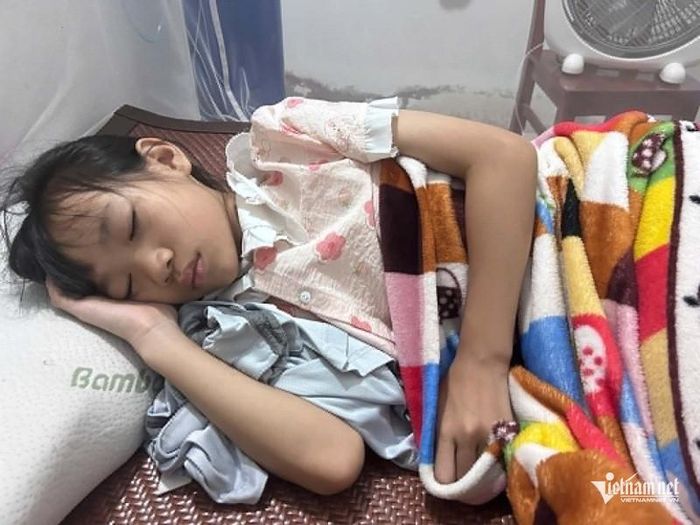 Đêm nào bé Thảo cũng ôm chiếc áo của bố ngủ