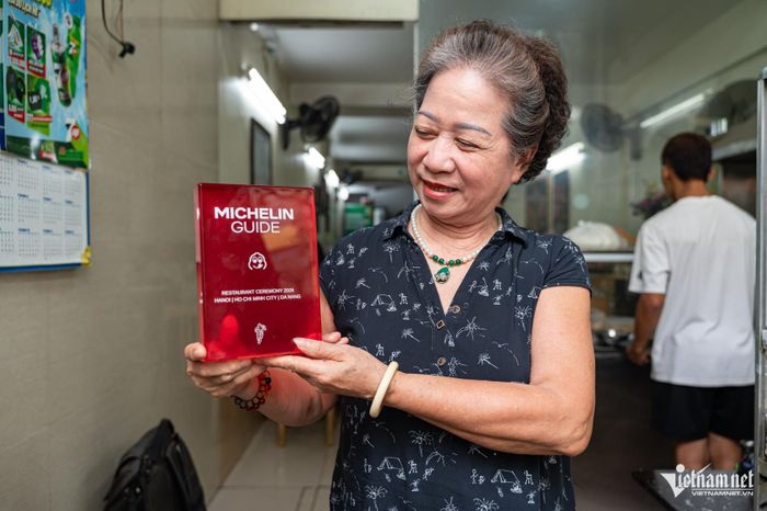 Bà Vân - chủ quán vui mừng khi quán được vinh danh