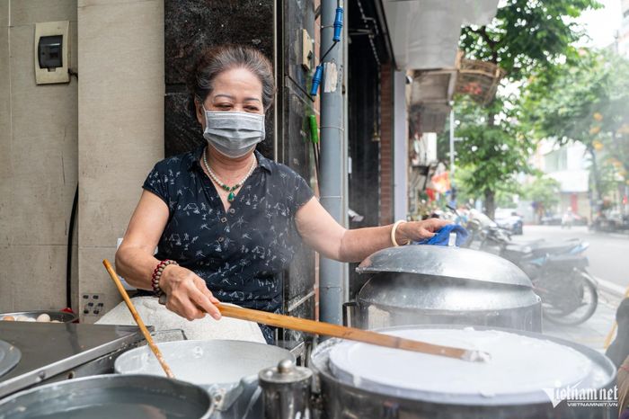 Bà Vân đã có 53 năm gắn bó với nghề bán bánh cuốn