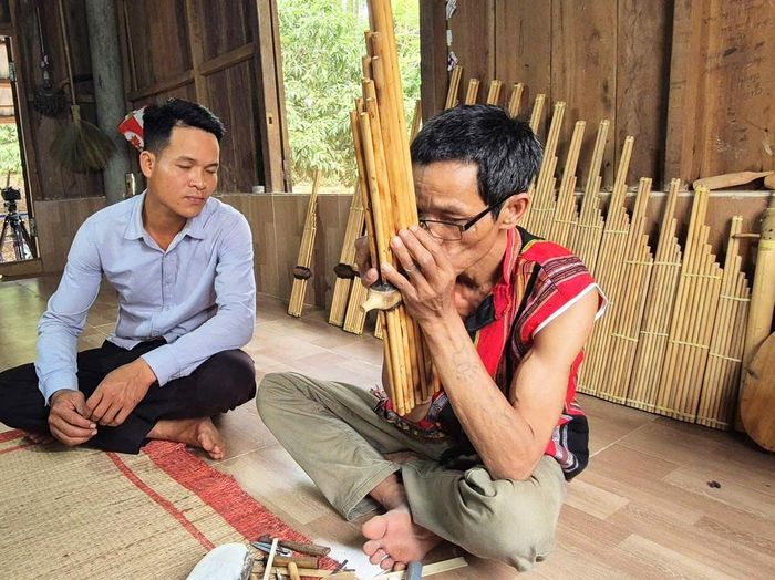 Nghệ nhân Pả Hơi tận tình truyền dạy cách chơi các loại nhạc cụ truyền thống cho thế hệ trẻ. Ảnh: K. S