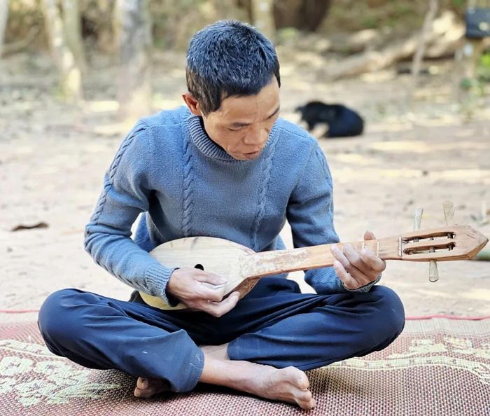 Ngoài chế tác, nghệ nhân Pả Hơi còn chơi tốt đàn Ta lư và khèn bè. Ảnh: K.S