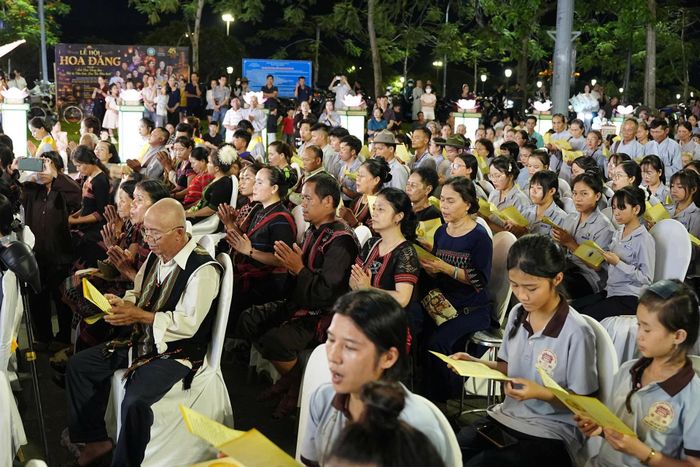 Hàng ngàn người dân, tăng ni, Phật tử tham gia lễ hội