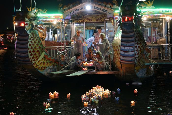 Hoa đăng được thả xuống sông Hương