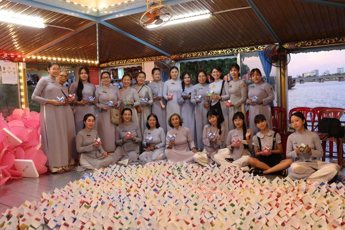 Phật tử chuẩn bị hoa đăng để thả trên sông Hương