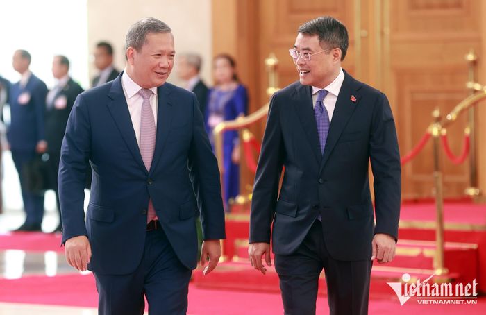 Tiếp đó, hai nhà lãnh đạo giới thiệu thành phần đoàn cấp cao hai nước tham dự lễ đón