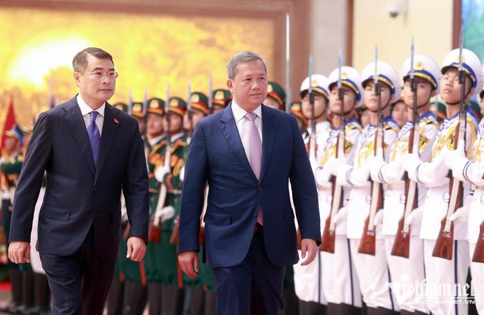 Sau khi nghe quân nhạc cử Quốc thiều hai nước, Thủ tướng Lê Minh Hưng và Thủ tướng Hun Manet bước tới cúi chào quân kỳ và duyệt Đội Danh dự Quân đội nhân dân Việt Nam