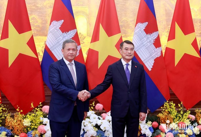 Trong không khí thân tình, hữu nghị, Thủ tướng Lê Minh Hưng nồng nhiệt chào đón Thủ tướng Hun Manet dẫn đầu đoàn cấp cao Campuchia thăm chính thức Việt Nam