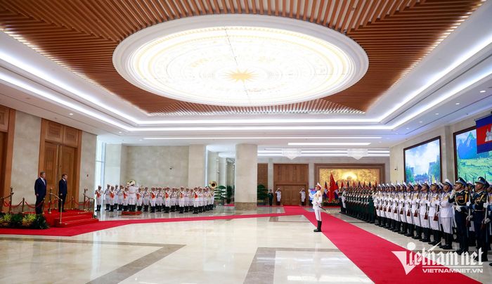 Sau lễ đón, hai Thủ tướng đã dẫn đầu đoàn cấp cao hai nước hội đàm nhằm đánh giá kết quả hợp tác giữa hai nước thời gian qua, đề xuất các phương hướng hợp tác thời gian tới và chứng kiến Lễ trao văn kiện hợp tác giữa Việt Nam - Campuchia