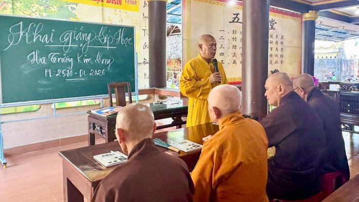 Chư tăng chùa Kim Long (phường Đức Phổ, tỉnh Quảng Ngãi) được tu học trong mùa an cư kiết hạ. Ảnh: Ngọc Hằng
