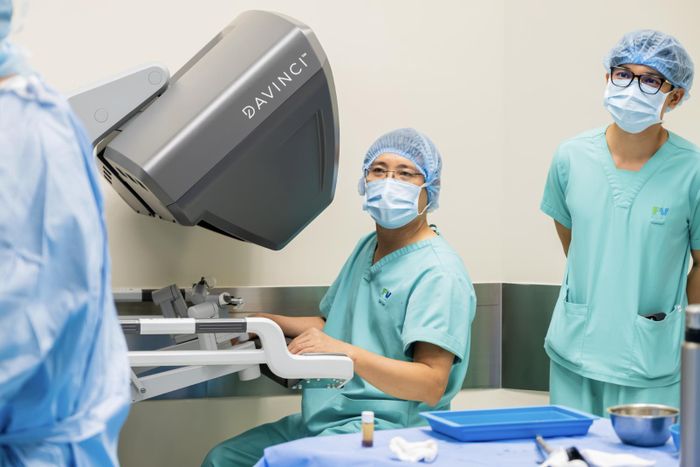 TS.BS.CKII Đặng Đình Minh Thanh điều khiển các cánh tay robot phẫu thuật cắt u nạo hạch cho bệnh nhân ung thư phổi. Ảnh: FV