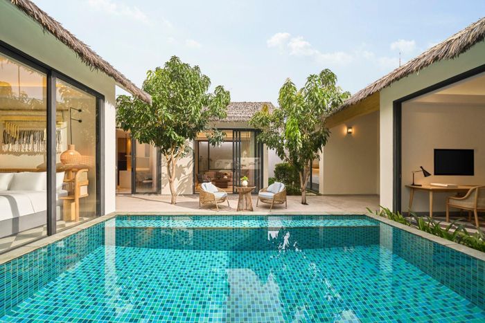 Ngoài hồ bơi ngoài trời dài 120 mét, New World Phu Quoc Resort còn có bể bơi riêng ở mỗi villa giúp phụ huynh có thể yên tâm theo dõi con trẻ