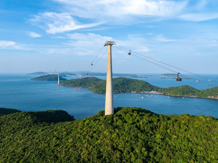 Tuyến cáp treo kỷ lục thế giới tới Hòn Thơm là một trong những trải nghiệm “chiều lòng” mọi thành viên trong gia đình
