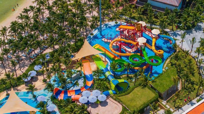 New World Phu Quoc Resort sở hữu bể bơi khổng lồ bên biển và công viên nước quy mô lớn