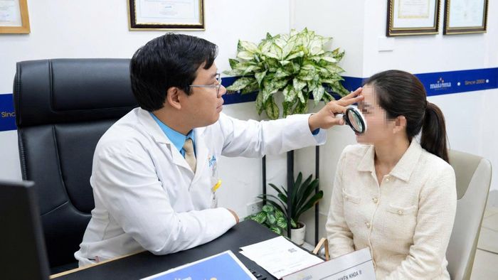 Các bác sĩ cảnh báo nguy cơ bỏng nắng, viêm da trong đợt nắng nóng kéo dài tại Hà Nội (Ảnh: BSCC)