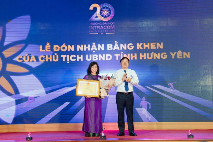 TS.Trần Ái Cầm - Hiệu trưởng Trường Đại học Intracom nhận bằng khen của Chủ tịch UBND tỉnh Hưng Yên vì những đóng góp cho sự nghiệp giáo dục của địa phương.