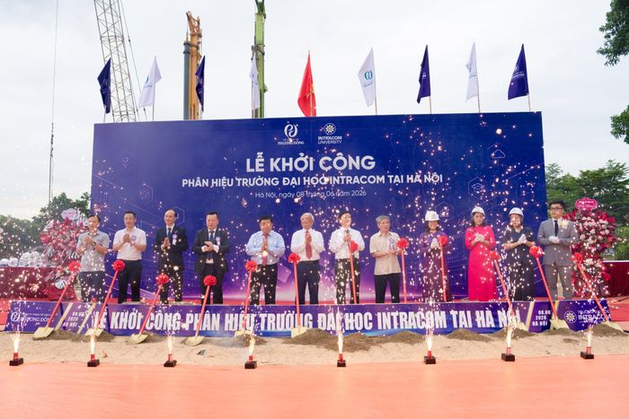 Các đại biểu thực hiện nghi thức khởi công phân hiệu Intracom tại Hà Nội.