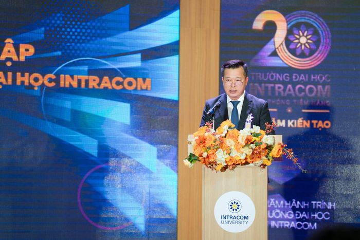 Ông Nguyễn Thanh Việt - Chủ tịch HĐQT, Tổng Giám đốc Intracom Group, Chủ tịch Hội đồng trường phát biểu tại buổi lễ.
