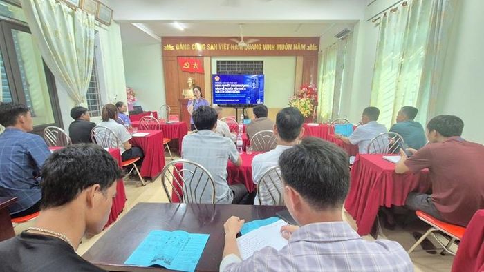 Kiểm sát viên tuyên truyền nội dung Nghị quyết 205/2025/QH15.