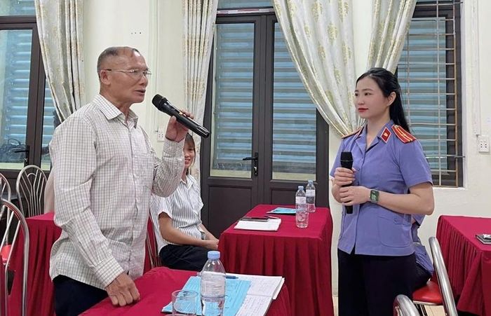 Kiểm sát viên Nguyễn Thị Hạnh trao đổi, giải đáp những thắc mắc về quy định pháp luật liên quan đến nội dung Nghị quyết 205/2025/QH15.