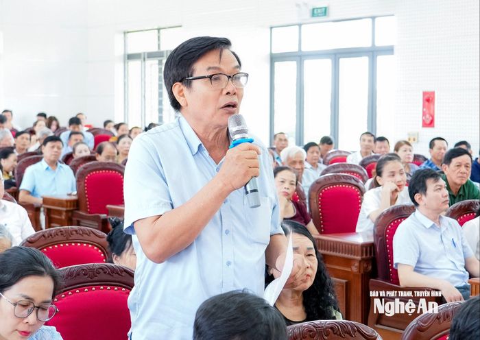 Cử tri phường Trường Vinh nêu kiến nghị. Ảnh: Phạm Bằng
