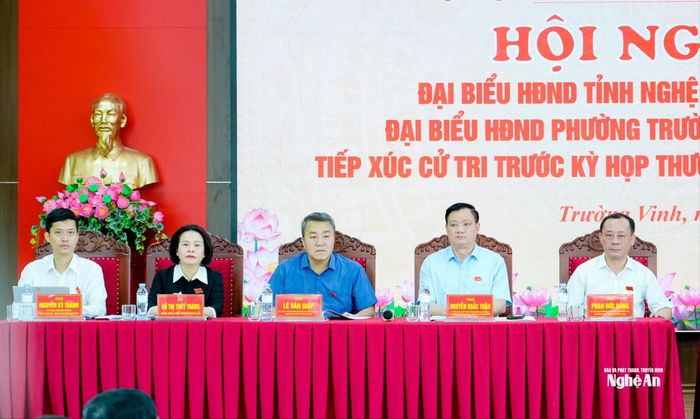Bí thư Tỉnh ủy, Trưởng Đoàn ĐBQH tỉnh Nguyễn Khắc Thận và các đại biểu tiếp xúc cử tri phường Trường Vinh. Ảnh: Phạm Bằng