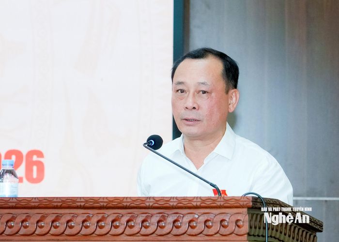 Bí thư Đảng ủy, Chủ tịch HĐND phường Trường Vinh Phan Đức Đồng báo cáo đến cử tri phường Trường Vinh tình hình kinh tế - xã hội của tỉnh và phường trong 6 tháng đầu năm, nhiệm vụ 6 tháng cuối năm 2026. Ảnh: Phạm Bằng