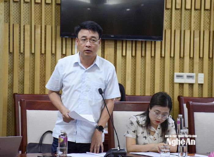 Ông Hoàng Anh Tiến - Chủ tịch UBND xã Hưng Nguyên trình bày về việc cho thuê cơ sở nhà, đất dôi dư. Ảnh: Nguyễn Toàn