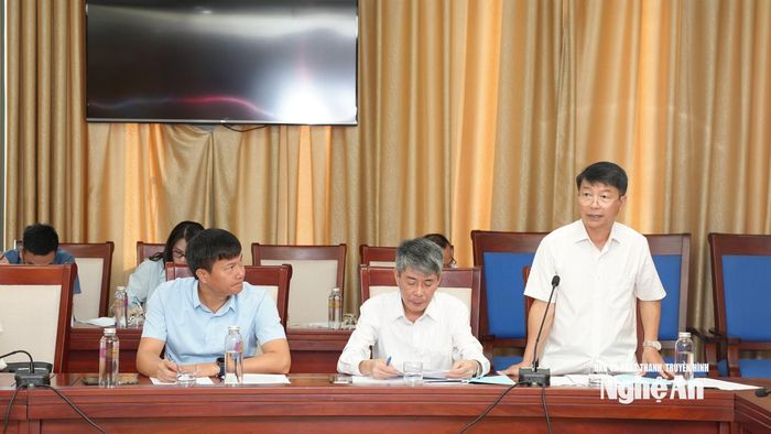 Phó Giám đốc Sở Tài chính Nguyễn Tiến Dũng báo cáo tình hình thực hiện xử lý tài sản công là cơ sở nhà đất dôi dư. Ảnh: Nguyễn Toàn