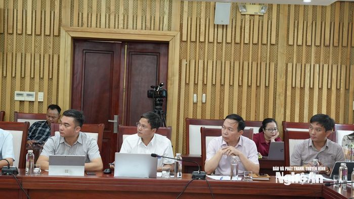 Tiếp thu chỉ đạo của Phó Chủ tịch Thường trực UBND tỉnh về xử lý cơ sở nhà, đất dôi dư. Ảnh: Nguyễn Toàn