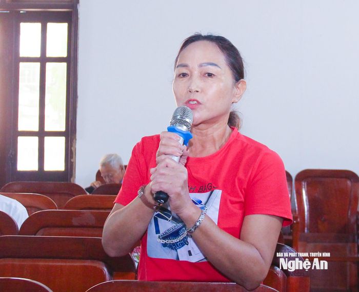 Cử tri Trần Thị Thu Hà khối 6 Quán Bàu phản ánh khu tập thể cũ 874 tồn tại hơn 30 năm, nay đã xuống cấp nghiêm trọng, gây mất an toàn đối với người dân. Ảnh: Mai Hoa
