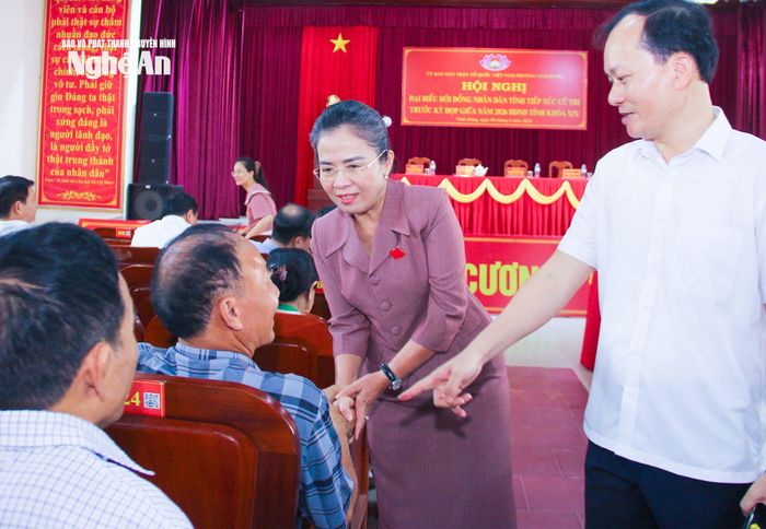 Đồng chí Võ Thị Minh Sinh - Phó Bí thư Tỉnh ủy, Chủ tịch Ủy ban MTTQ Việt Nam tỉnh gặp gỡ, tiếp xúc với cử tri phường Vinh Hưng. Ảnh: Mai Hoa