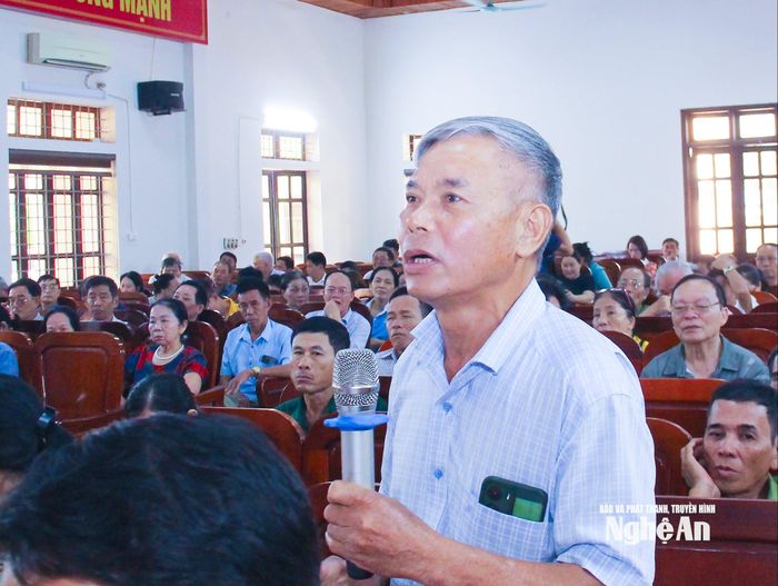 Cử tri Lê Thanh Minh, ở khối 9 Quán Bàu phản ánh khu quy hoạch chia lô đấu giá, tái định cư hơn 9 ha được triển khai nhiều năm dang dở. Ảnh: Mai Hoa