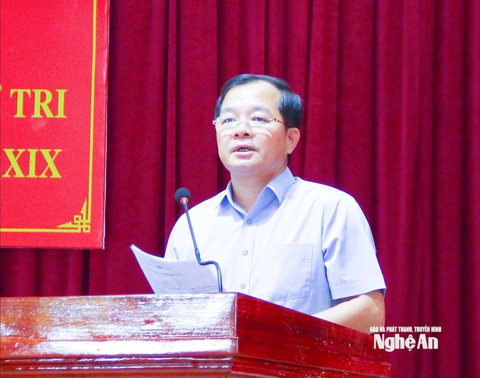 Phó Giám đốc Sở Xây dựng Nguyễn Đức An giải trình các dự án chậm triển khai và xử lý các bất cập trong quy hoạch. Ảnh: Mai Hoa