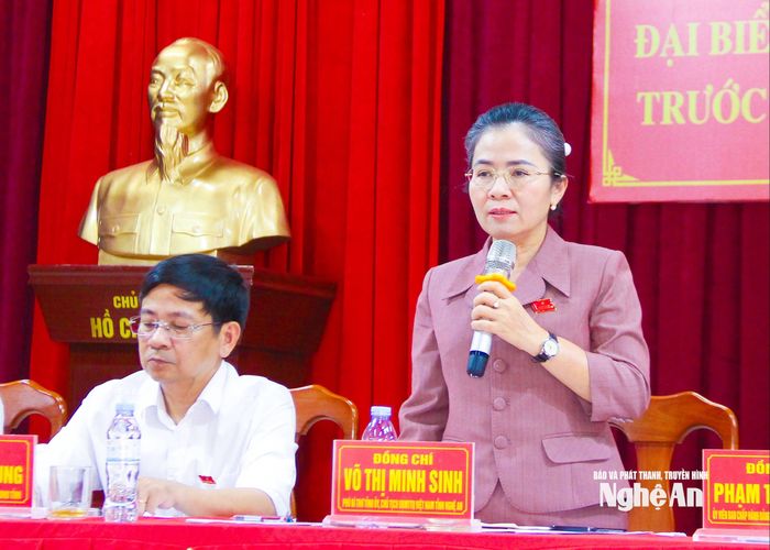 Đồng chí Võ Thị Minh Sinh - Phó Bí thư Tỉnh ủy, Chủ tịch Ủy ban MTTQ Việt Nam tỉnh giải trình làm rõ một số vấn đề cử tri quan tâm. Ảnh: Mai Hoa