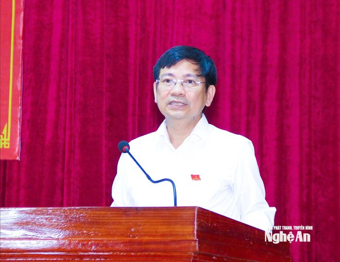 Đại biểu HĐND tỉnh Cao Tiến Trung - Trưởng ban Kinh tế và Ngân sách HĐND tỉnh thông báo dự kiến chương trình, nội dung kỳ họp giữa năm 2026 của HĐND tỉnh. Ảnh: Mai Hoa