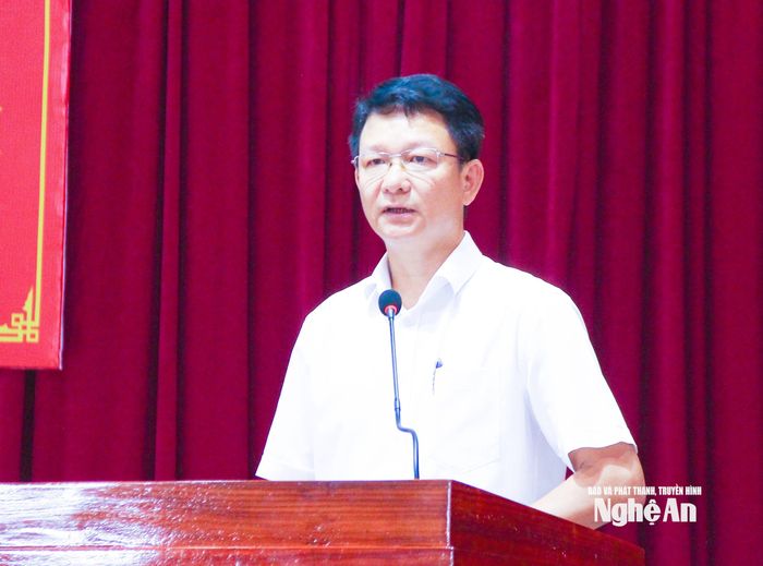 Phó Giám đốc Sở Nông nghiệp và Môi trường Trần Xuân Học giải trình giải pháp khắc phục tình trạng ô nhiễm môi trường từ chăn nuôi nhỏ lẻ trong khu dân cư. Ảnh: Mai Hoa