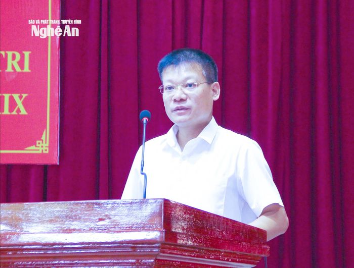 Phó Chủ tịch UBND phường Vinh Hưng Nguyễn Văn Ngọc giải trình một số vấn đề thuộc thẩm quyền. Ảnh: Mai Hoa