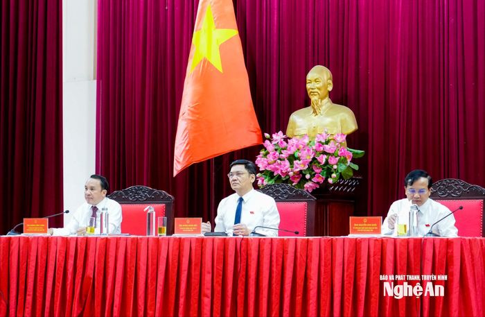 Các đồng chí Chủ tịch, Phó Chủ tịch HĐND tỉnh điều hành kỳ họp. Ảnh: Phạm Bằng