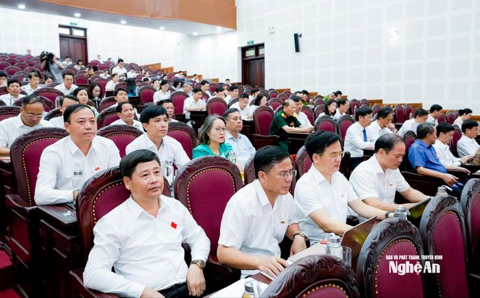 Các đại biểu HĐND tỉnh tham dự kỳ họp. Ảnh: Phạm Bằng