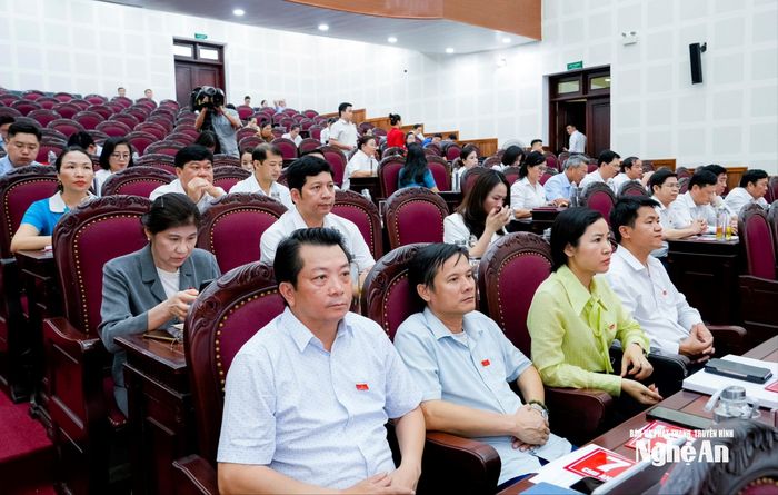 Các đại biểu HĐND tỉnh tham dự kỳ họp. Ảnh: Phạm Bằng