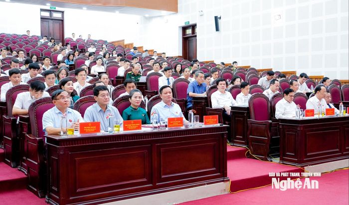Các đồng chí lãnh đạo tỉnh, đại biểu HĐND tỉnh tham dự kỳ họp. Ảnh: Phạm Bằng