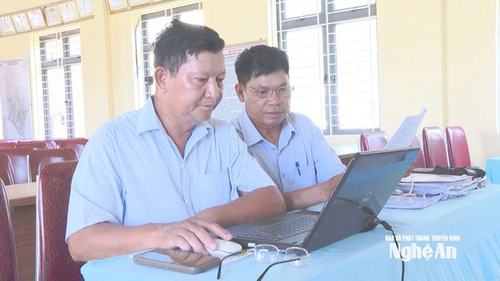 Ông Trần Quang Nghĩa - Bí thư Chi bộ, Xóm trưởng xóm Thống Nhất, xã Nam Đàn (người ngồi làm máy tính) đang rà soát danh sách cử tri để chuẩn bị cho việc lấy ý kiến cử tri về sắp xếp xóm. Ảnh: P.V