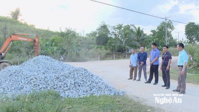 Lãnh đạo xã Yên Xuân đi thực tế tại các thôn để nắm thông tin cho công tác chỉ đạo, điều hành phát triển kinh tế - xã hội và sắp xếp thôn. Ảnh: P.V