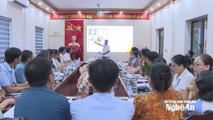 Hội nghị Ban Chỉ đạo thực hiện sắp xếp, sáp nhập xóm trên địa bàn xã Hưng Nguyên Nam. Ảnh: P.V