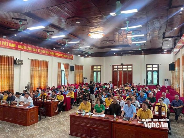 Ủy ban MTTQ Việt Nam phường Vinh Hưng tổ chức Hội nghị phản biện xã hội đối với phương án sắp xếp, tổ chức lại các khối dân cư. Ảnh: CSCC