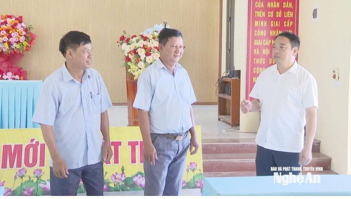 Ông Hoàng Nghĩa Hùng - Chủ tịch UBND xã Nam Đàn trao đổi với cán bộ cấp xóm về công tác sắp xếp xóm trên địa bàn xã. Ảnh: P.V