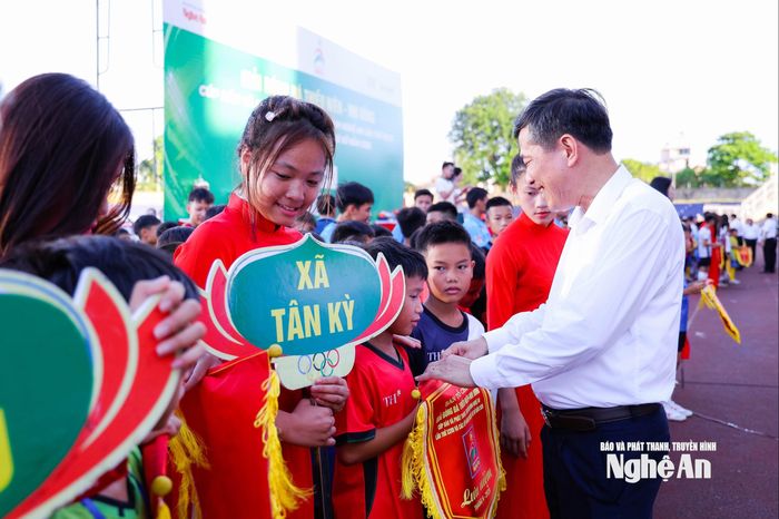 Phó Chủ tịch UBND tỉnh Thái Văn Thành trao Cờ lưu niệm cho các đội bóng. Ảnh: Đức Anh